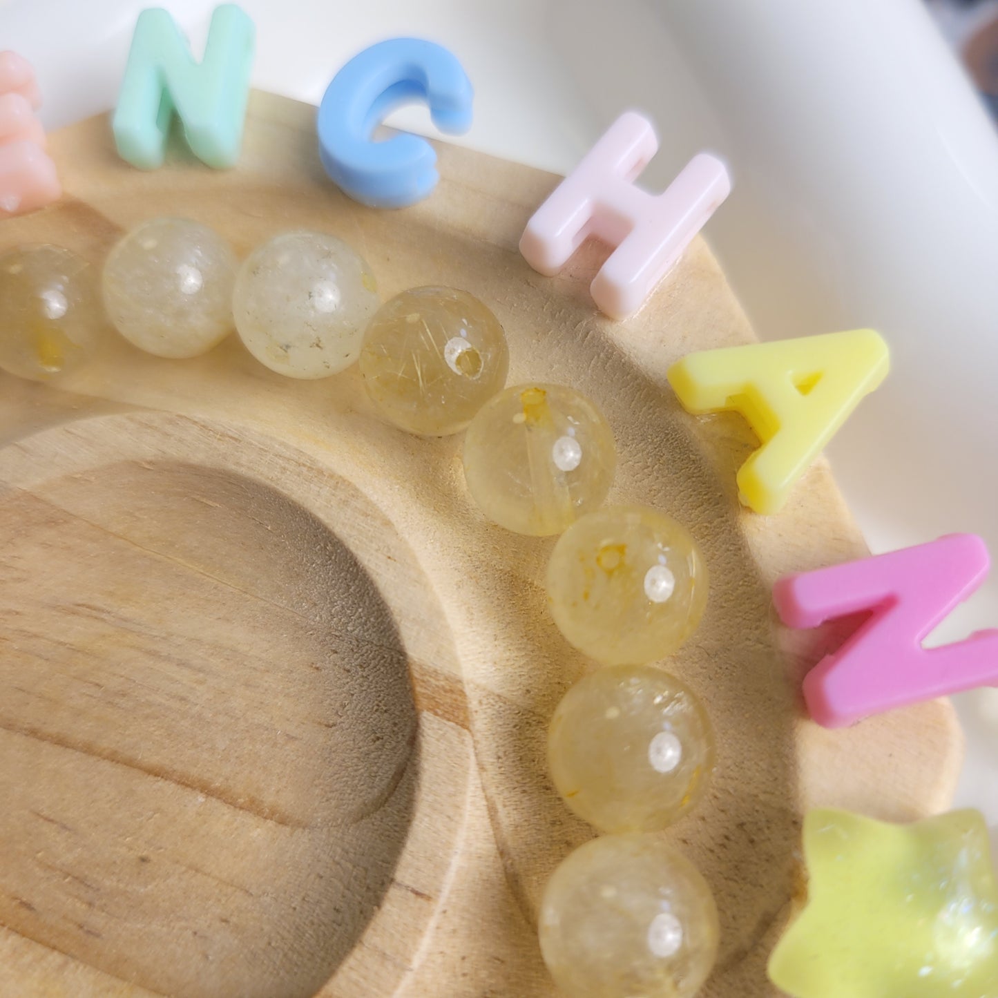 T025 おすすめ:10/25新作 高品質天然ルチルクオーツ7A(サイズ10mm)57粒ぐらい 高品質天然石