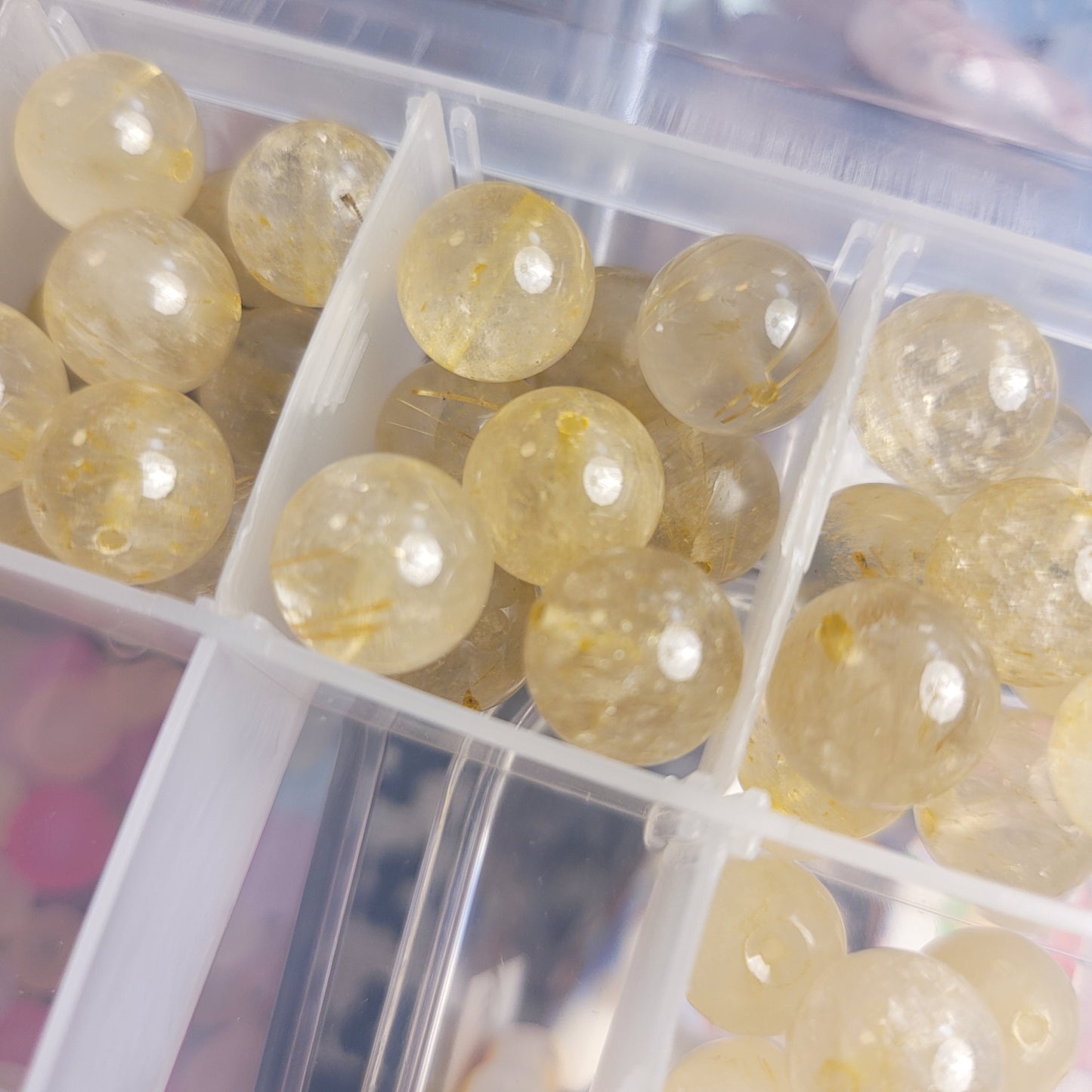 T025　おすすめ：10/25新作　高品質天然ルチルクオーツ７A（サイズ10ｍｍ）57粒ぐらい　高品質天然石　