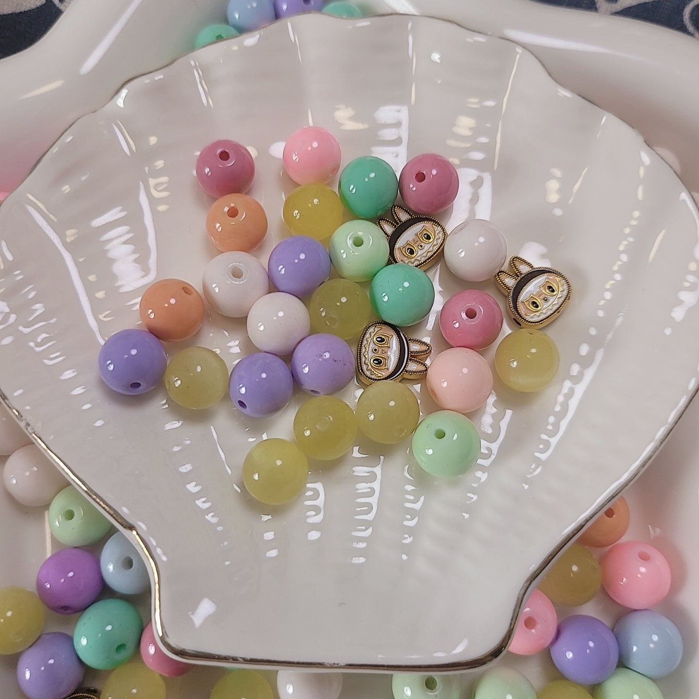 G001 8/12　奈央ちゃんのお誕生日ビーズ「ネコ目　ガラス陶器」フレイヤの光　めっちゃお得　